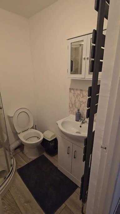 Cozy Flat 1 Bedroom Hucclecote Extérieur photo
